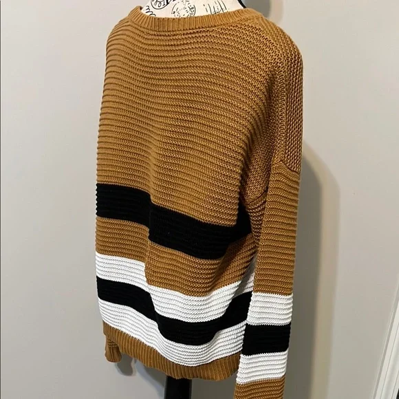 Brown and Black Neck Sweater with Textured Knit - Picture 3 of 3